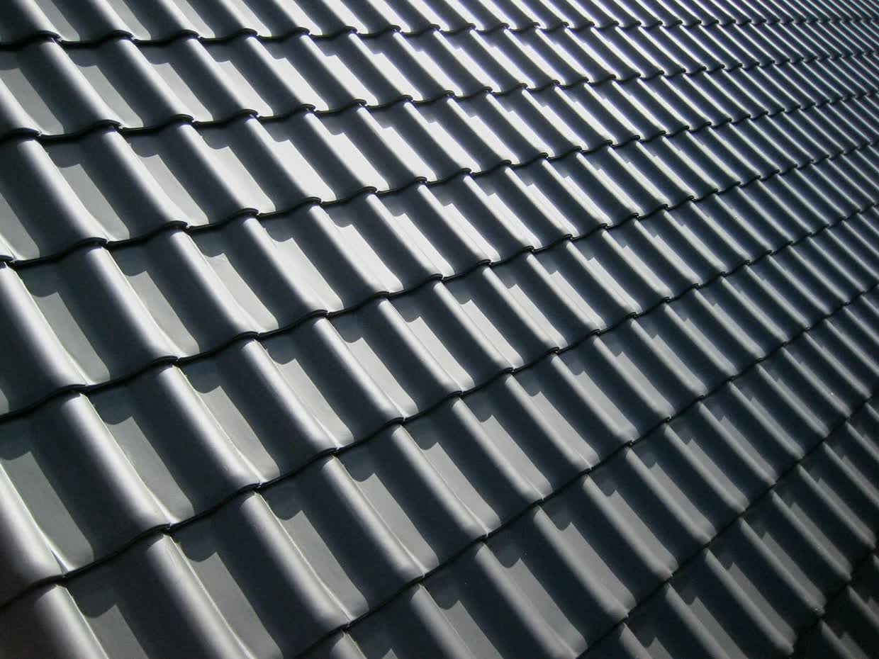 Dunkle Betondachsteine in Reihen